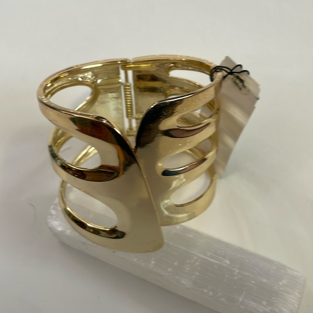 St. Thomas NWT Gold Tone Bold Cuff with Tension Spring Closure